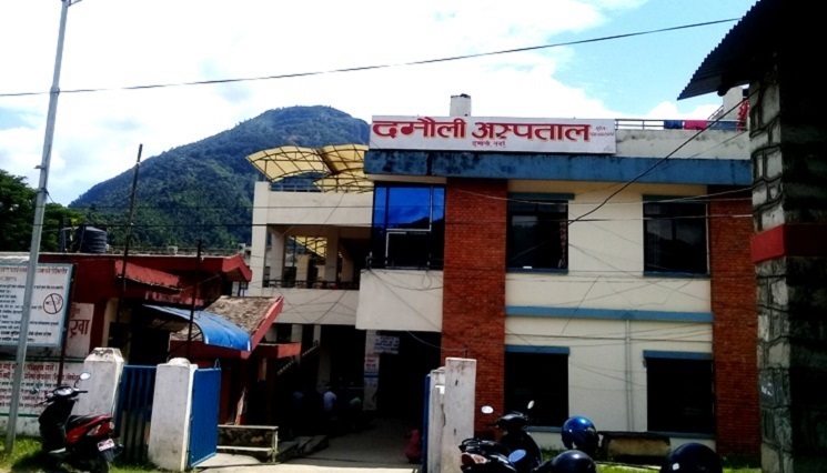 दमौली अस्पतालको गेट अगाडि एम्बुलेन्समै गयो संक्रमितको ज्यान