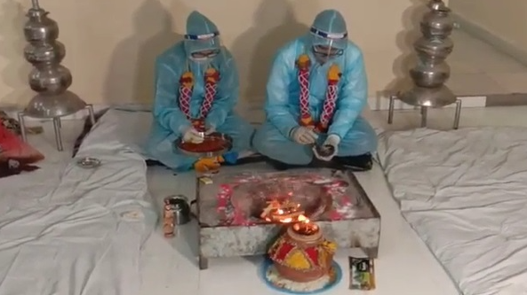 कोरोना संक्रमित बेहुलाले पीपीई लगाएर बिहे गरे (भिडियो)
