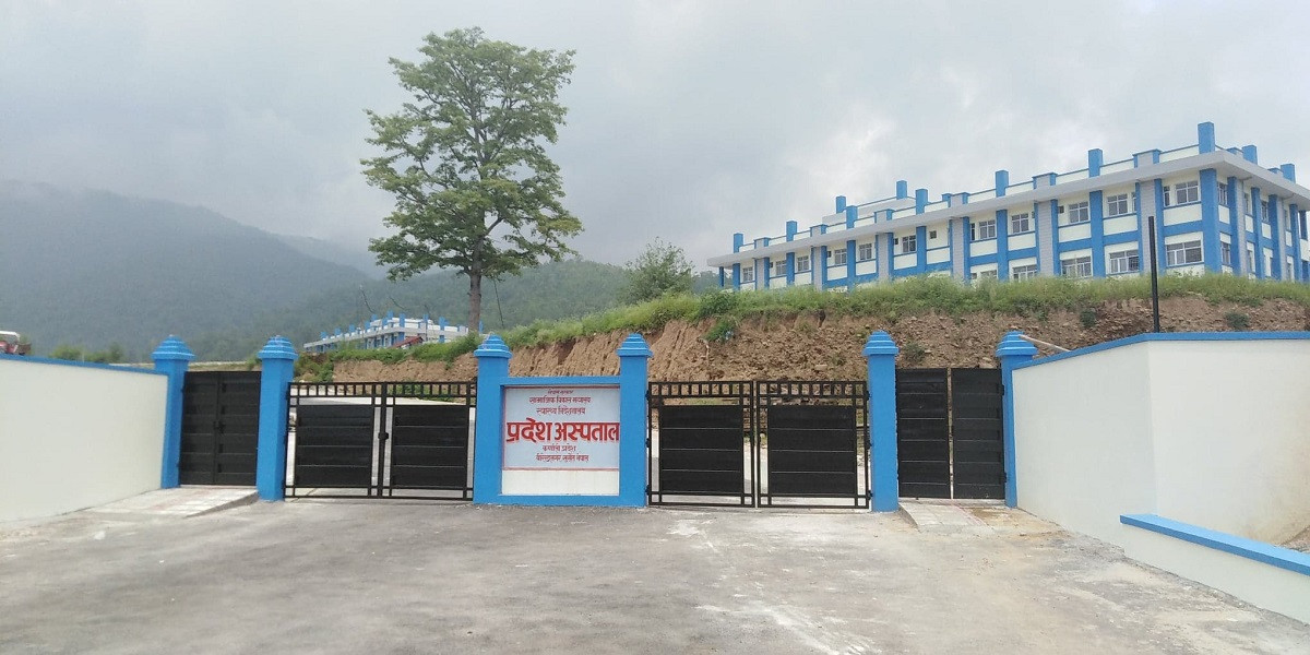 संक्रमणसंग एक बोतल पानीको पानिको भर मा लड्दै स्वास्थ्यकर्मी