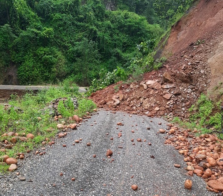नागढुंगामा पहिरो खस्यो, काठमाडौं भित्रिने गाडी रोकिए