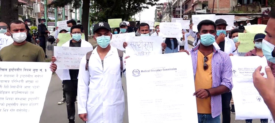 चीनमा एमबिबिएस उतिर्ण गरेकाले नेपालमा इन्टर्नसीप गर्न पाउनु पर्ने माग गर्दै बिरोध प्रदर्शन