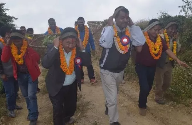 भीआईपी बनेर गाउँ पुगेका नेताहरुलाई गाउँलेले डोकोमा पानी बोकाएर हिँडाए उकालो