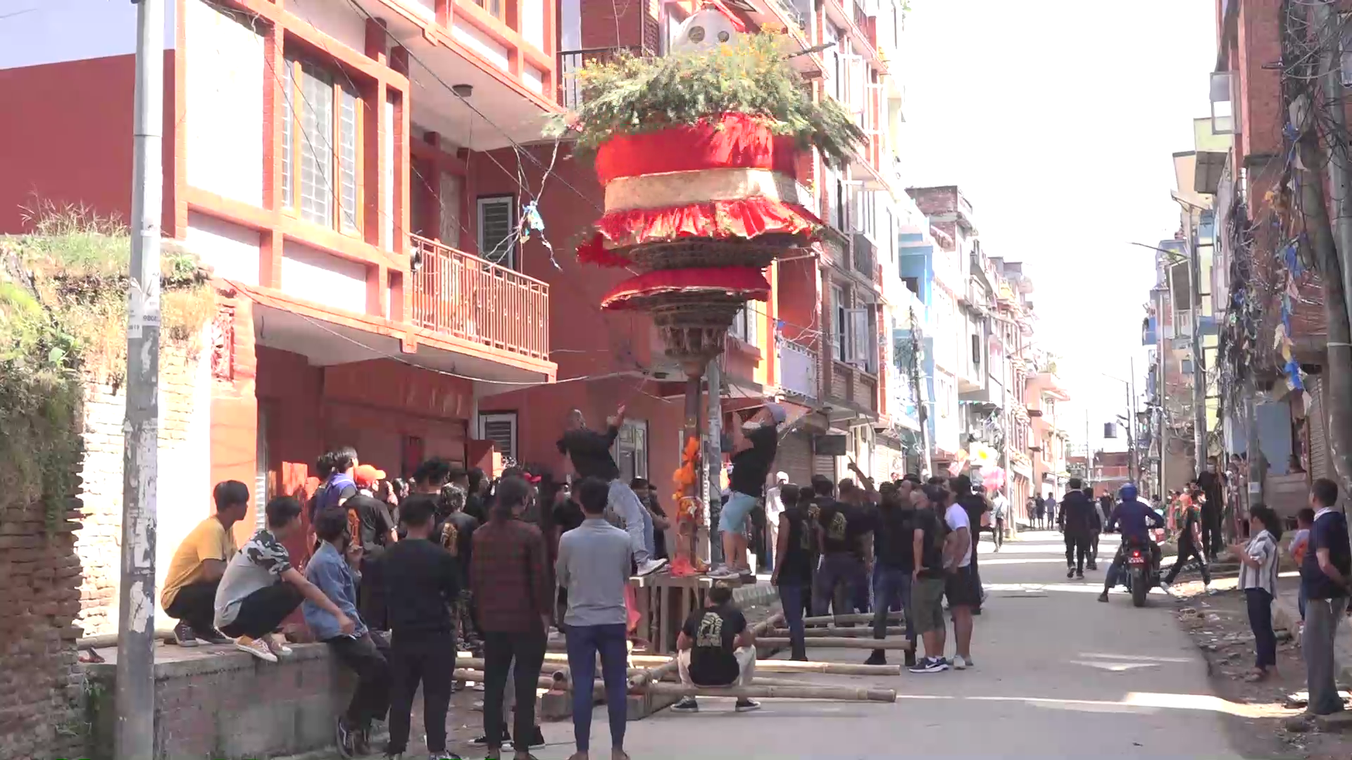 रथ घुमाएर बिहीबार काठमाडौंमा हाँडीगाउँको जात्रा मनाइएको छ