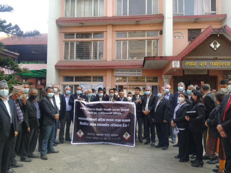प्रधानन्यायाधीशको राजीनामा माग गर्दै कानून व्यवसायीको प्रदर्शन