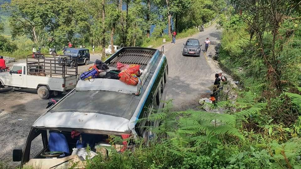 ओरालोमा ब्रेक नलाग्दा सिन्धुपाल्चोकमा बस दुर्घटना, ३५ जना घाइते