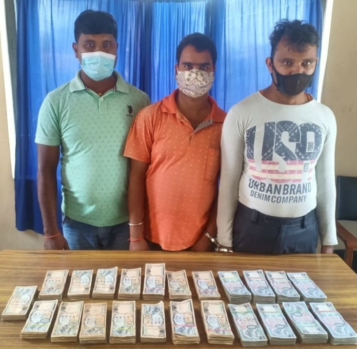 दुई भारतीय र एक नेपालीसँग हुण्डीको १५ लाख ५० हजार बरामद