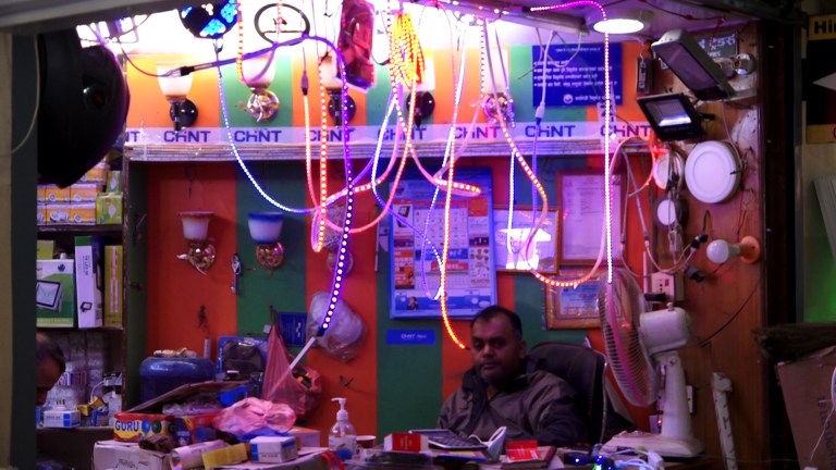 कोरोनाका कारण यस पटक तिहारमा पुरानै झिलिमिली बत्तीले बजार धानिने