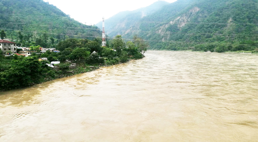 कर्णाली नदीमा सुक्खा पहिरो, करिब एक किलोमिटरमा बन्यो ताल