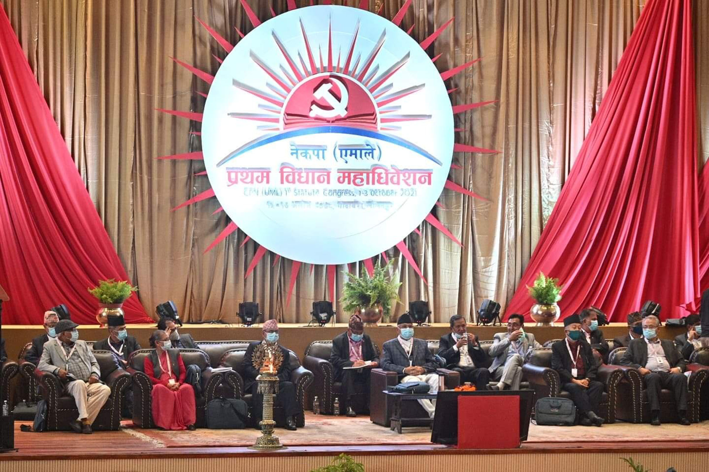एमाले विधान महाधिवेशन : प्रतिवेदनमाथि १० समूहमा छलफल