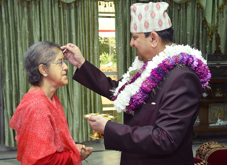 पूर्व राजा ज्ञानेन्द्रले लगाए भाइटीका