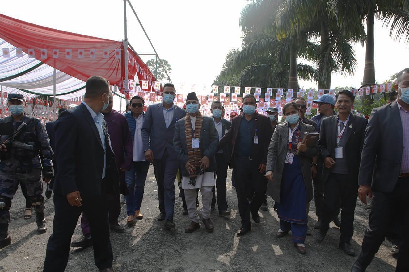 ओलीलाई सर्वसम्मत अध्यक्ष बनाउन माग गर्दैै बन्दसत्रस्थलमा समर्थकहरुको नाराबाजी