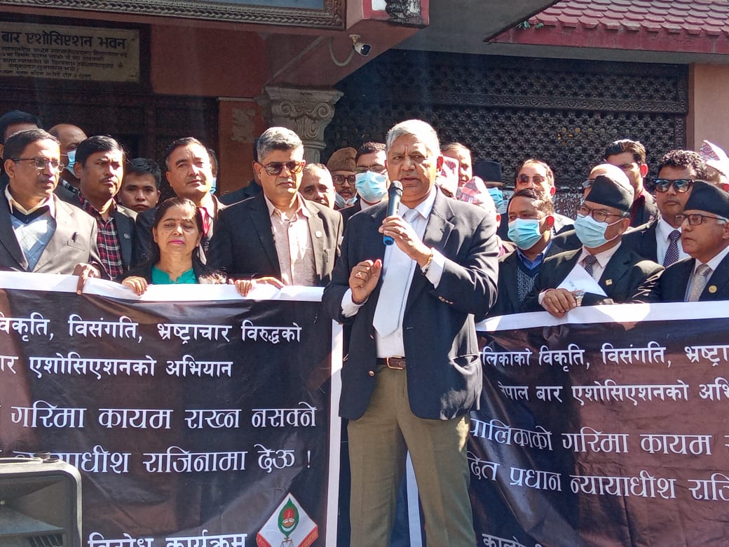 न्यायाधीशहरूलाई फैसला गरेर देखाउन बरिष्ठ अधिवक्ता थापाले दिए चुनौती