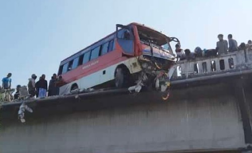 झापाको विरिङ पुलमा बस दुर्घटना