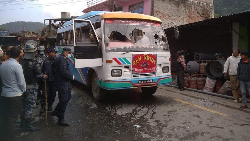 सिन्धुपाल्चोकमा जन्तीबसको ठक्करबाट मोटरसाइकल चालकको मृत्यु, स्थानीयद्धारा बस तोडफोड