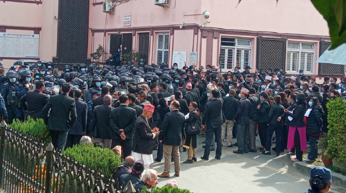 वैकल्पिक गेटमा वकिल र प्रहरीबीच धकलाधकेल