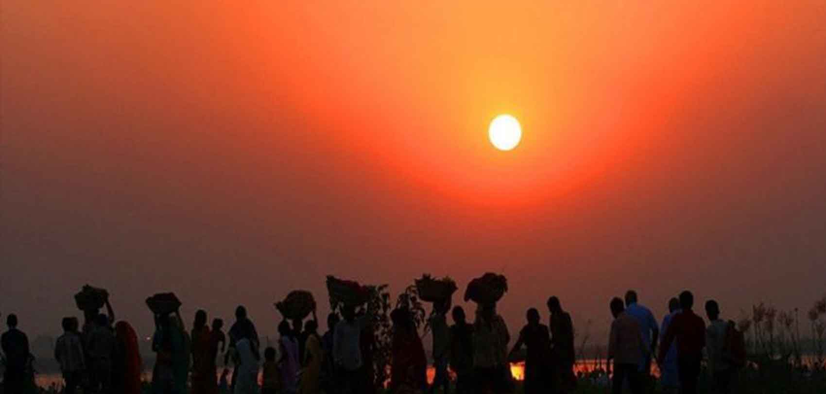 आज सूर्यको पूजा आराधना गरी छठ मनाइदै