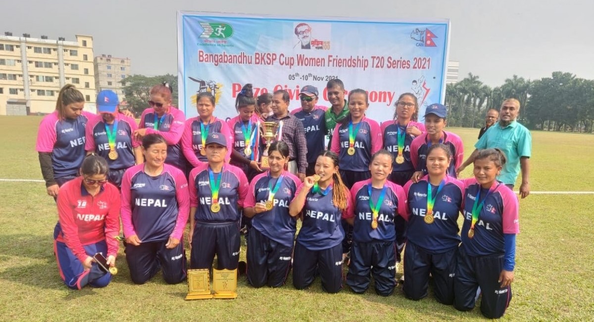 विमान चढ्न नपाएपछि नेपाली महिला क्रिकेट टोली बंगलादेशबाट बसमा नेपाल फर्कदै