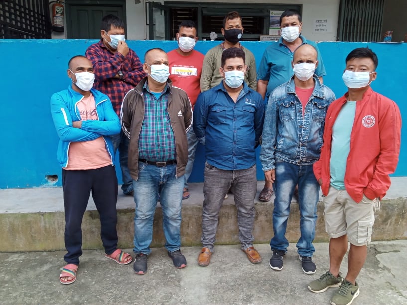 तास, नगद सहित ९ जना जुवाडे पक्राउ