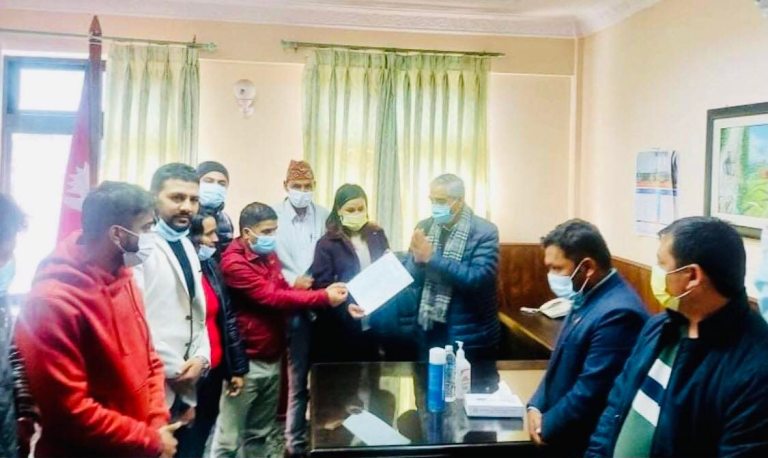 इन्धनको मूल्यवृद्धि घटाउन प्रधानमन्त्रीलाई संयुक्त विद्यार्थी संगठनको ज्ञापनपत्र
