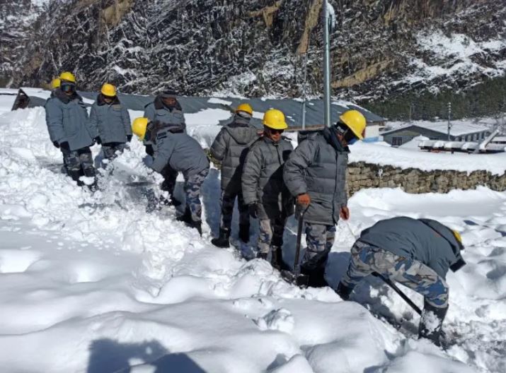 हिमपातले अवरुद्ध सडक सुचारु गर्न सुरक्षाकर्मी परिचालन