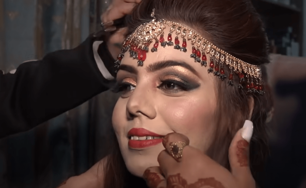 बिदेशमा भएका पतिले आफ्नी श्रीमति हीरा बेहुलीको भेषमा निस्केको तस्वीर देखेपछि……