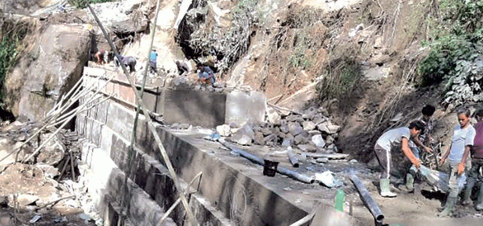 मदनभण्डारी लोकमार्ग निर्माणमा देखिएका समस्याबारे सरोकारवालासँग छलफल