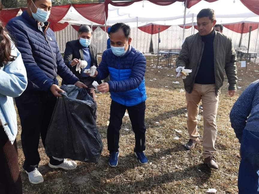 महाधिवेशनस्थल भृकुटीमण्डपको सरसफाइमा कांग्रेस नेताहरू खटिए