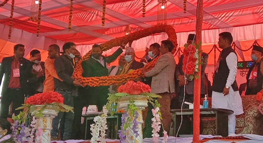एमाले अध्यक्ष ओलीलाई १५१ किलोको माला