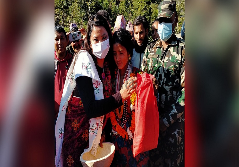 मन्त्री झाँक्रीले लगाइन् राउटे युवती गाजलुसँग मित !