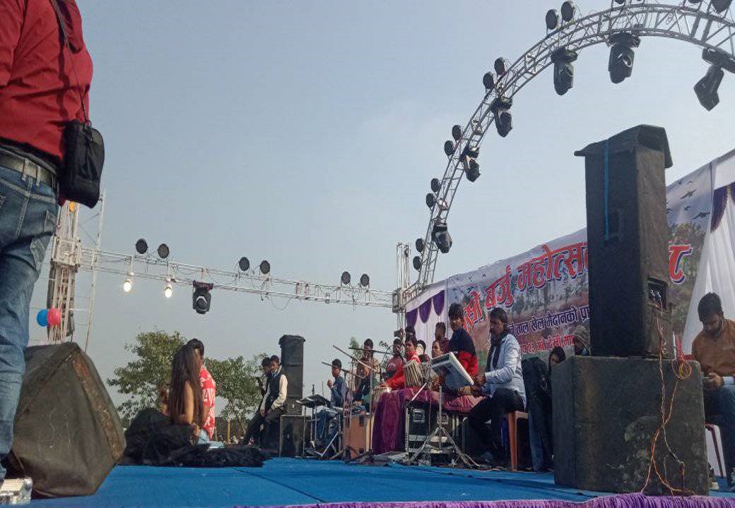 कलाकार नआएपछि बर्जु महोत्सवस्थल तोडफोड, चार भारतीय सवारीमा आगजनी (तस्विरहरू)