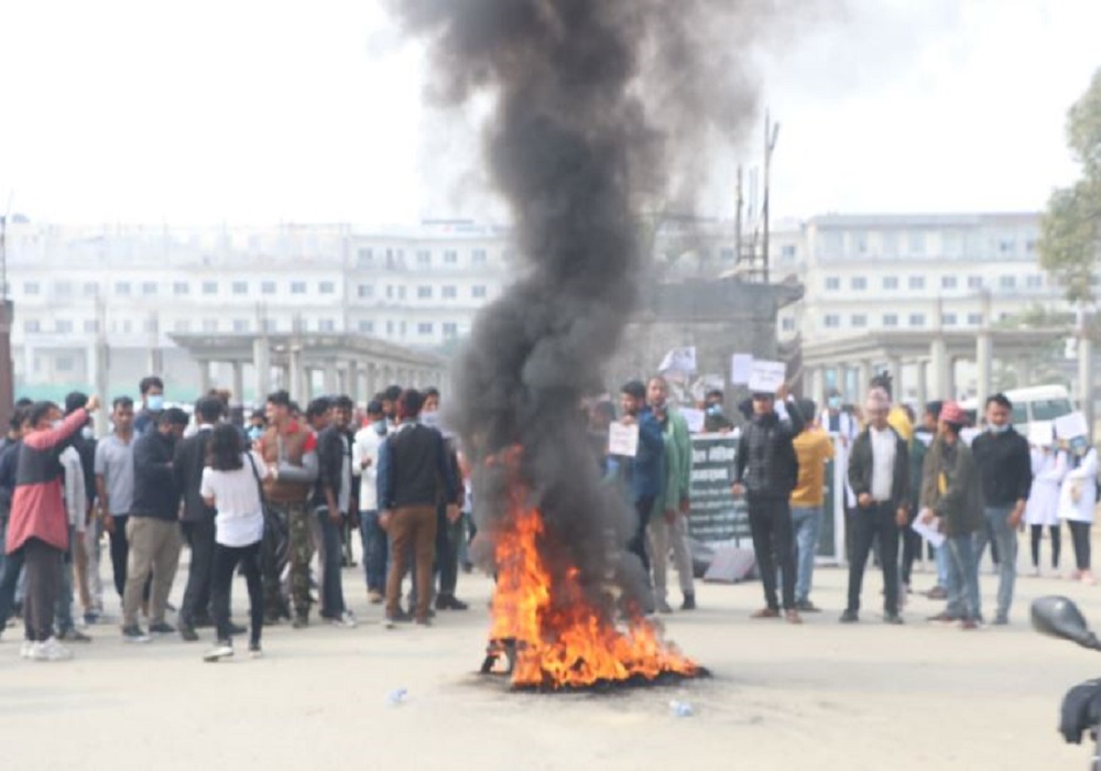 नोबेल मेडिकल कलेज अगाडि टायर बालेर विद्यार्थीको प्रदर्शन