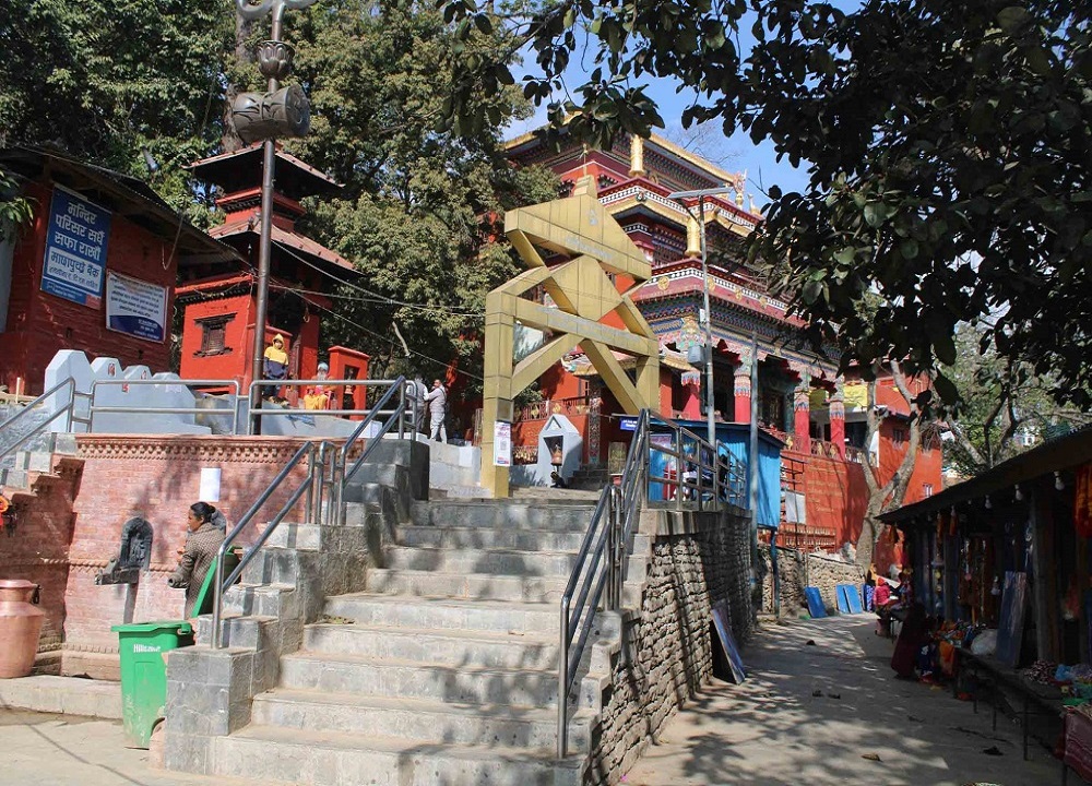 हलेसी मन्दिरको गेटमा तेस्राेपल्ट ताला, पूजाआजामा राेक