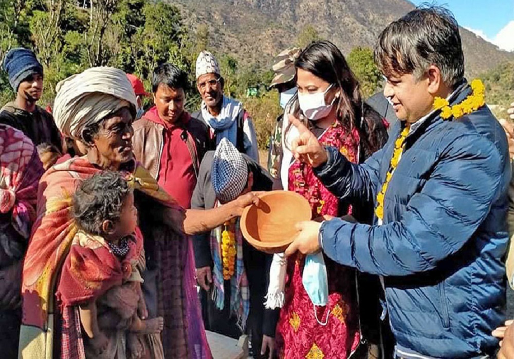 घर बनाइदिने प्रस्ताव लिएर मन्त्री झाँक्री पुगिन् राउटे बस्ती