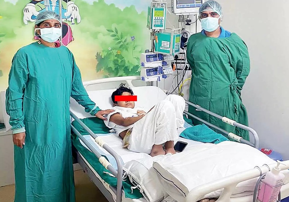 बाबुको १५० सेन्टिमिटर लामो आन्द्रा छोराको पेटमा राखेपछि बल्ल बाँचे यी बालक