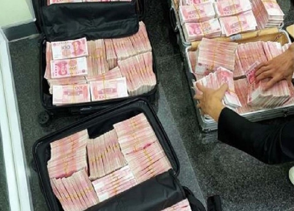 बैंकमा गार्डले मास्क लगाउन पठाएपछि रिसाएका अर्बपतिले सबै कर्मचारीलाई दिए अचम्मक सजाय