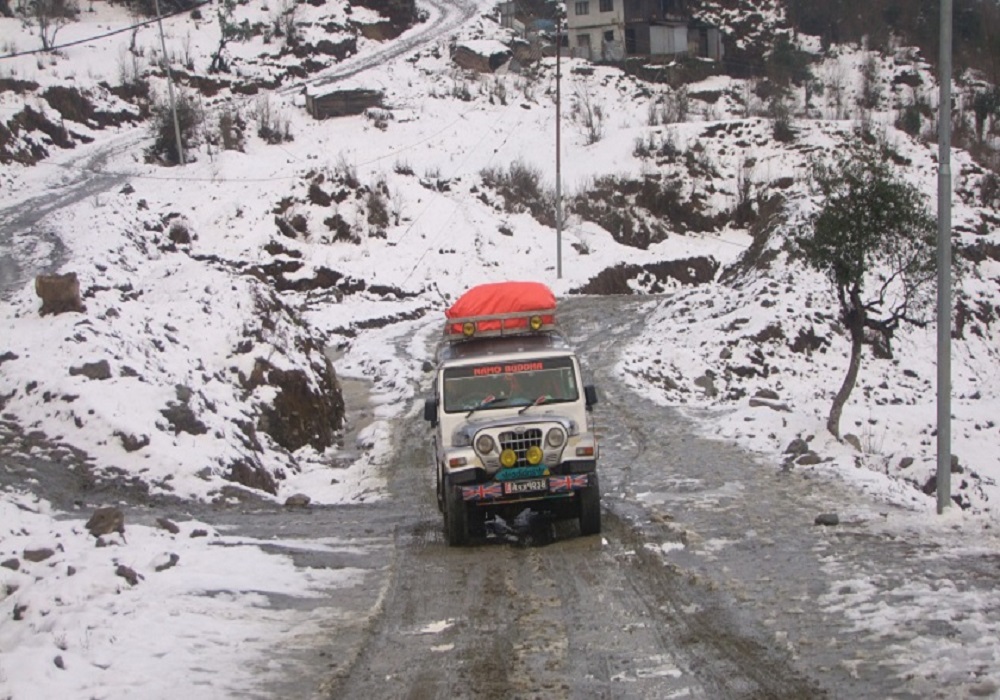 पाथीभरा माताको दर्शन गर्दै हिउँमा खेल्न तीर्थयात्रीको आवतजावत बढ्यो