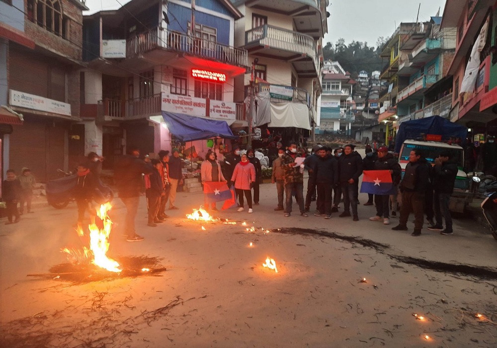 ताप्लेजुङमा युवा संघद्वारा प्रधानमन्त्री देउवा र मन्त्री यादवको पुत्ला दहन