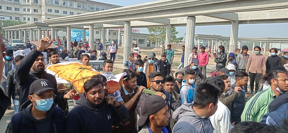 अराजक बन्दै विद्यार्थी आन्दोलन, मेडिकल कलेजभित्रै सञ्चालकको ‘शवयात्रा’