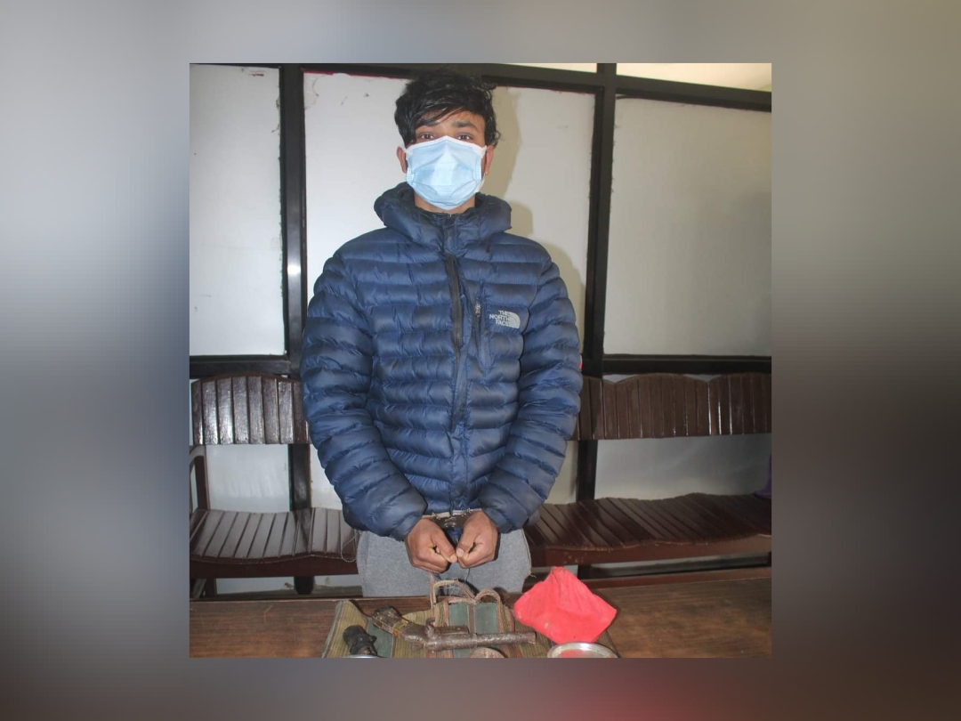 भद्रपुरमा कटुवा पेस्तोलसहित एक युवक पक्राउ