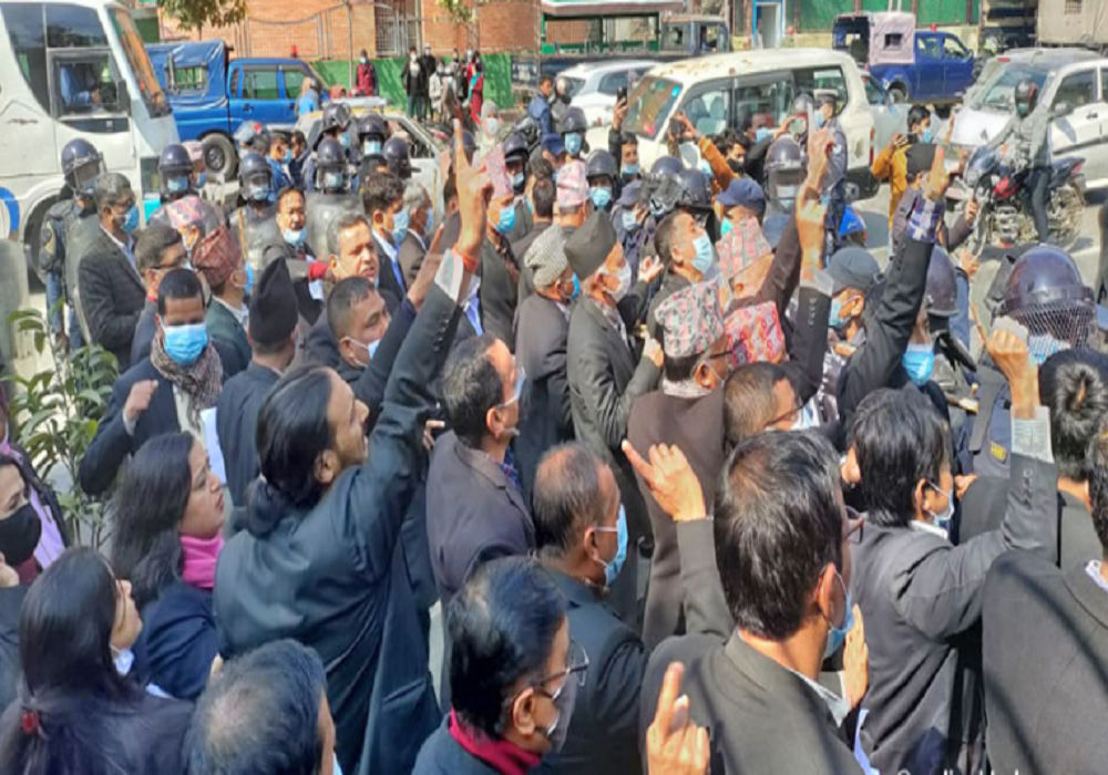 प्रहरी र कानुन व्यवसायीबीच झ'डप