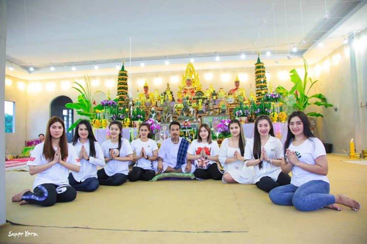 प्रत्येक बेडरुममा २ जना श्रीमती ! सबैलाई भनेका छन् ‘कोही मन पर्यो भने जानू’