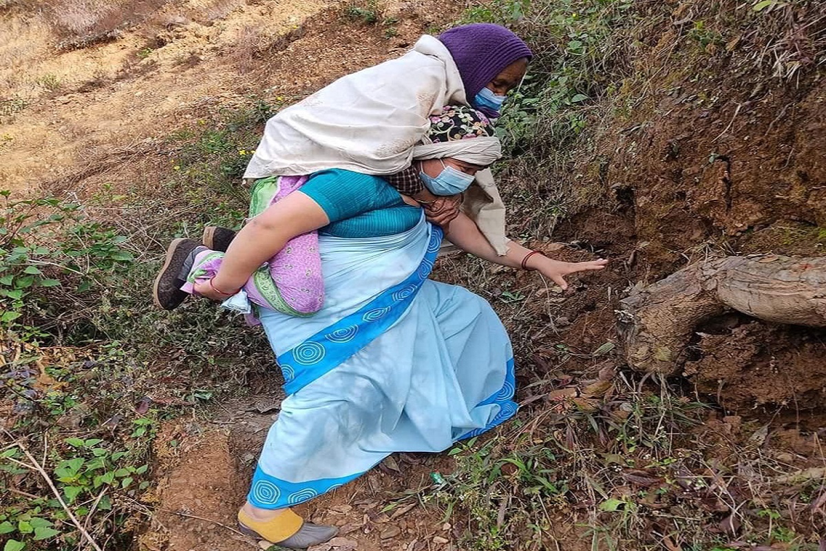 ७८ वर्षीया वृद्धालाई स्वास्थ्य स्वयंसेविकाले बोकेर पुर्याइन् खोपकेन्द्र