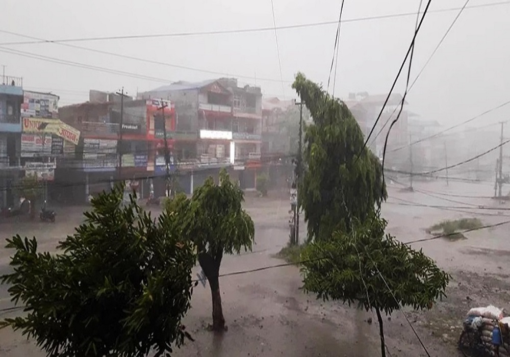 तराईमा चलेको हावाहुरीले २ विद्यार्थी र एक महिलाको मृ'त्यु