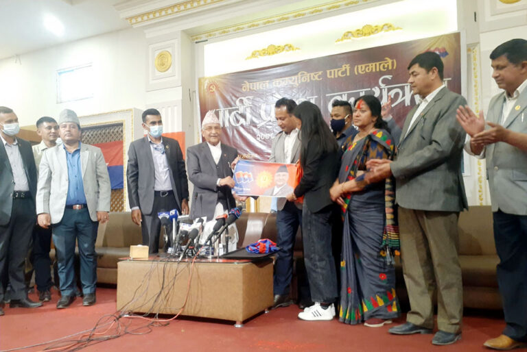 सगरमाथामा नेकपा एमालेका अध्यक्ष केपी शर्मा ओलीको तस्विर फहराईने