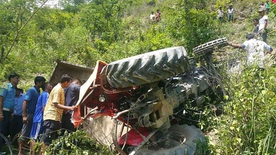ट्याक्टर दुर्घटनामा एकको मृत्यु, दुई घाइतेमध्ये एक जना गम्भिर