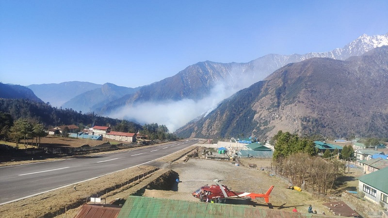 लुक्ला विमानस्थल नजिकैको जङ्गलमा लागेको आगाे निभाउन काठमाडौबाट हेलिकप्टर आउँदै