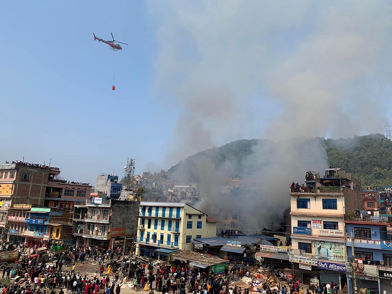 दमाैली बजारकाे आगाे निभाउन हेलिकप्टर प्रयाेग, आगाे फैलिन नदिन ४ वटा घर भत्काइयाे