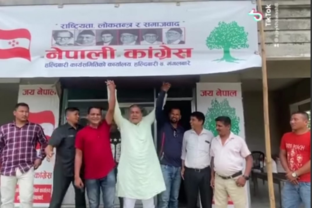 दुर्गा प्रसाईको अर्को हर्कत, कांग्रेसकै चुनाबी अभियानमा पुगेर एमालेको भोट मागेपछि भयो हङ्गामा