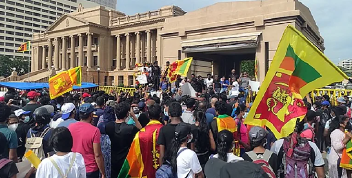 प्रदर्शनकारीले निवास घेरेपछि श्रीलंकाका राष्ट्रपति कम्पाउण्डबाट बाहिरिए