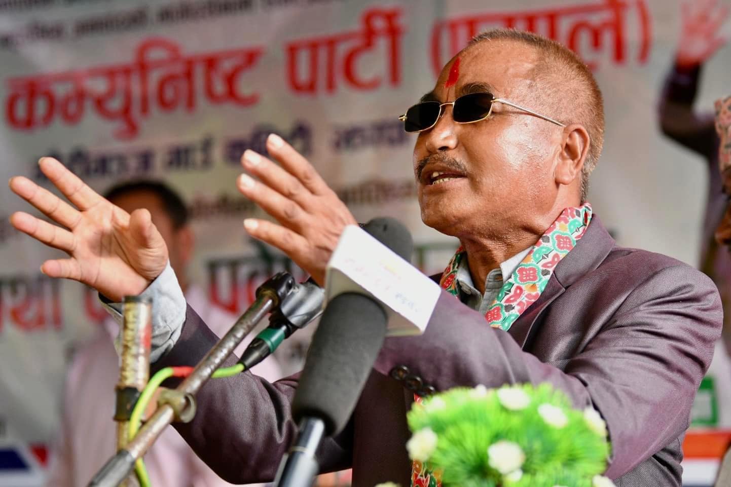 माओवादी केन्द्र झापाका नेता बिद्यानन्द एमालेमा प्रवेश, अध्यक्ष ओलीले गरे स्वागत